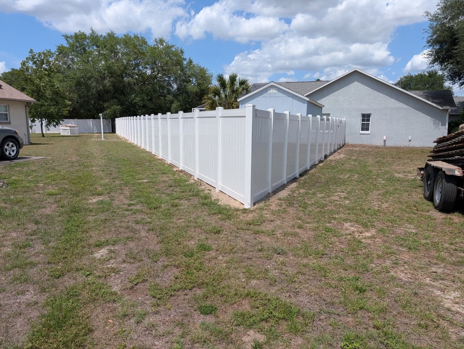White vinyl privacy fence featured on Merritt Fence’s website